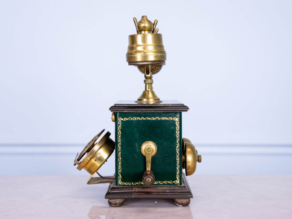 Вінтажний стаціонарний телефон