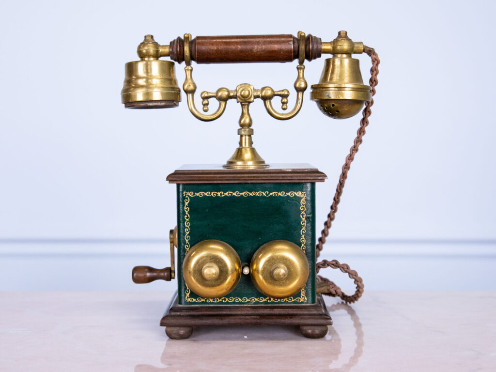 Вінтажний стаціонарний телефон