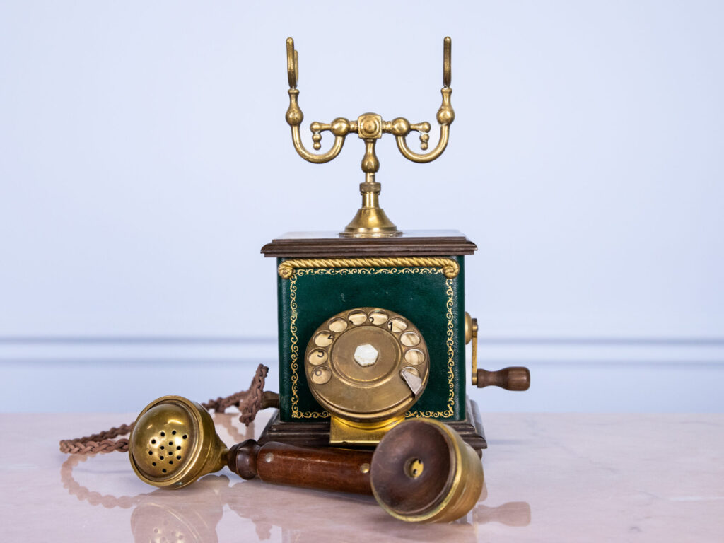 Вінтажний стаціонарний телефон