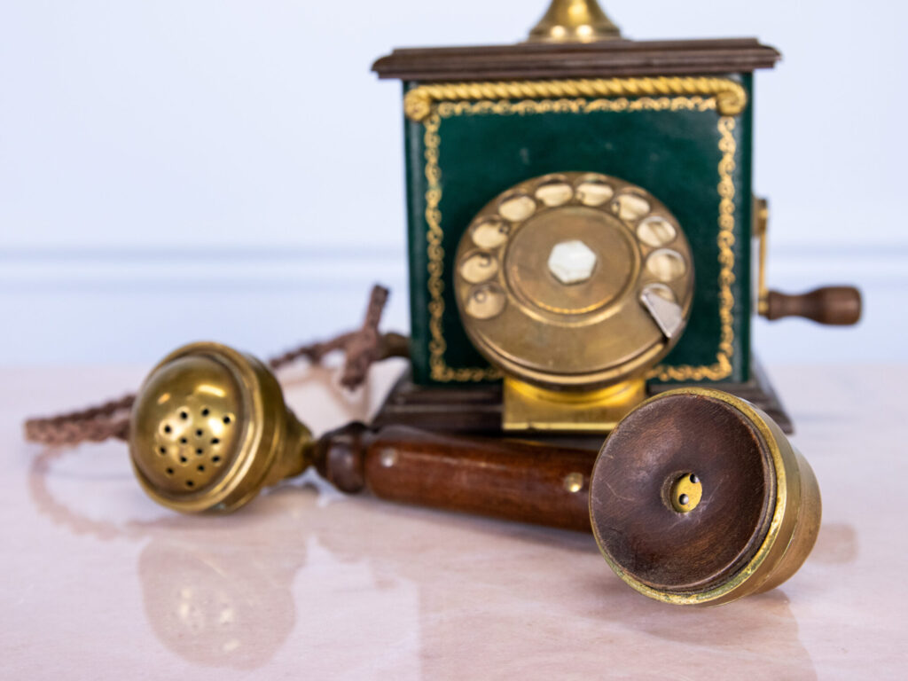 Вінтажний стаціонарний телефон