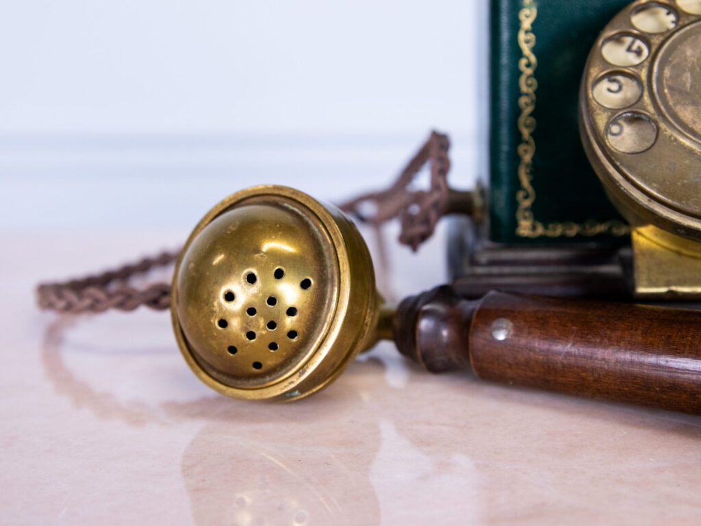 Вінтажний стаціонарний телефон