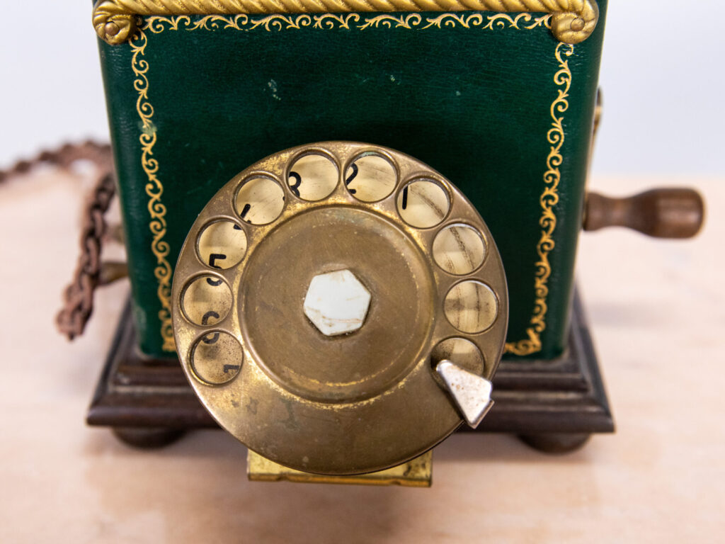 Вінтажний стаціонарний телефон