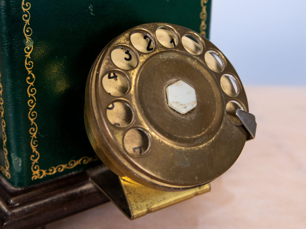 Вінтажний стаціонарний телефон