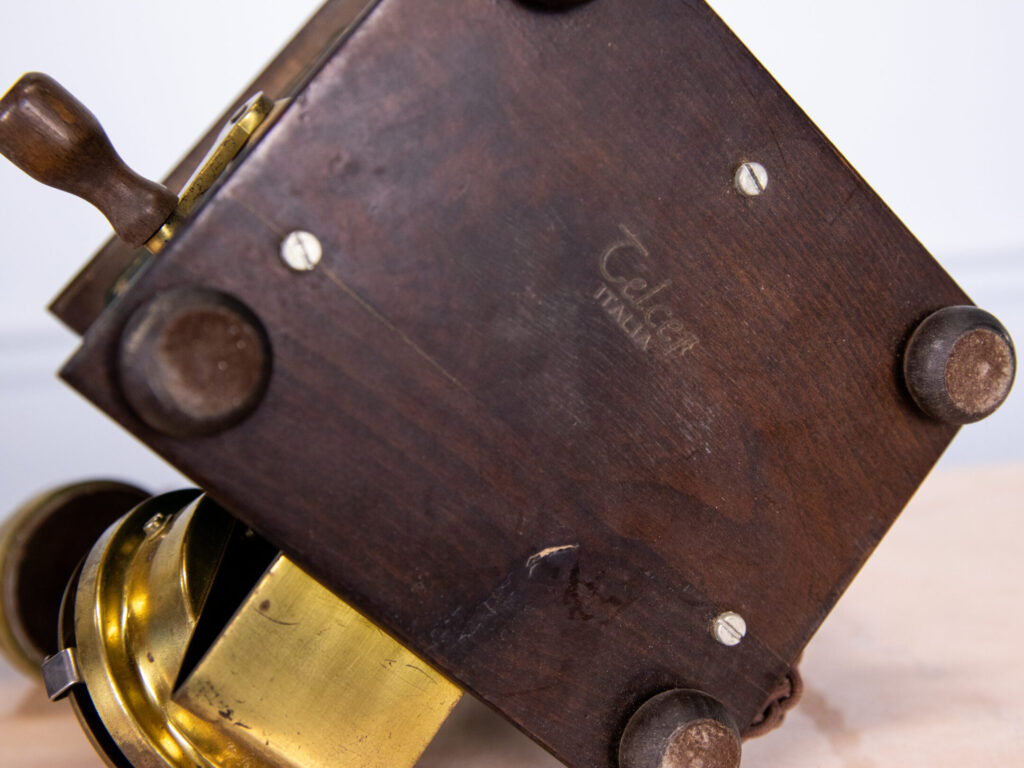 Вінтажний стаціонарний телефон