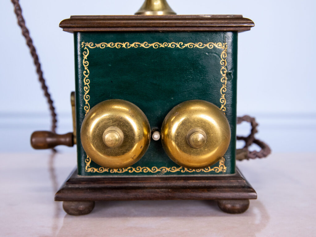 Вінтажний стаціонарний телефон