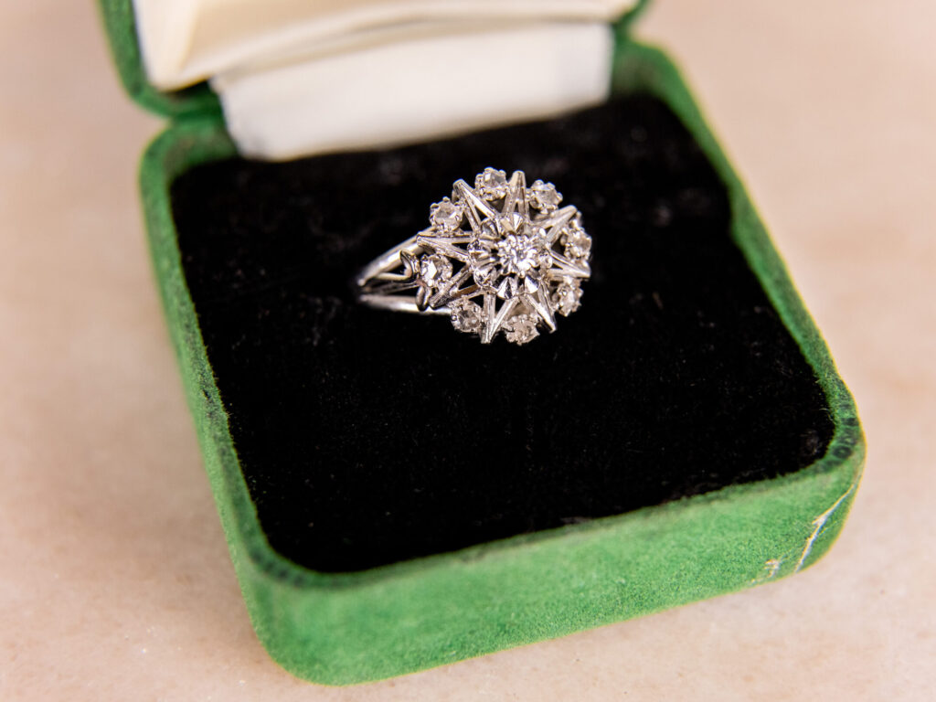 BN4A5556 Вінтажна каблучка з діамантовим кластером