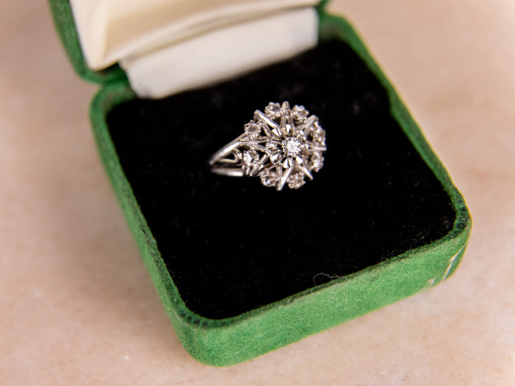 BN4A5559 Вінтажна каблучка з діамантовим кластером