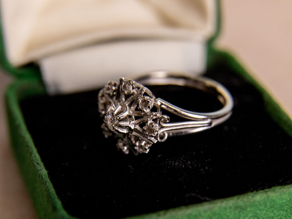 BN4A5561 Вінтажна каблучка з діамантовим кластером