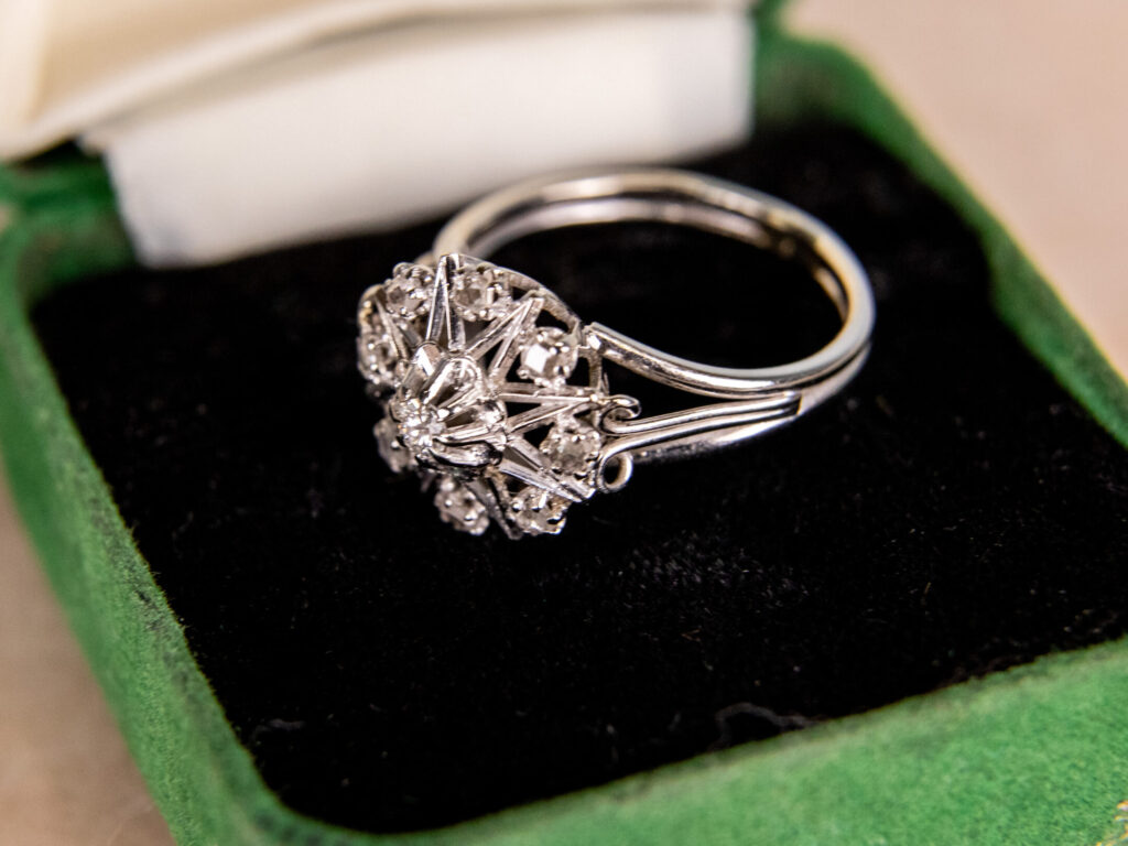 BN4A5563 Вінтажна каблучка з діамантовим кластером