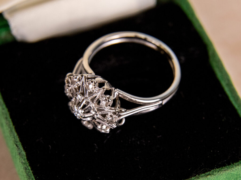 BN4A5565 Вінтажна каблучка з діамантовим кластером