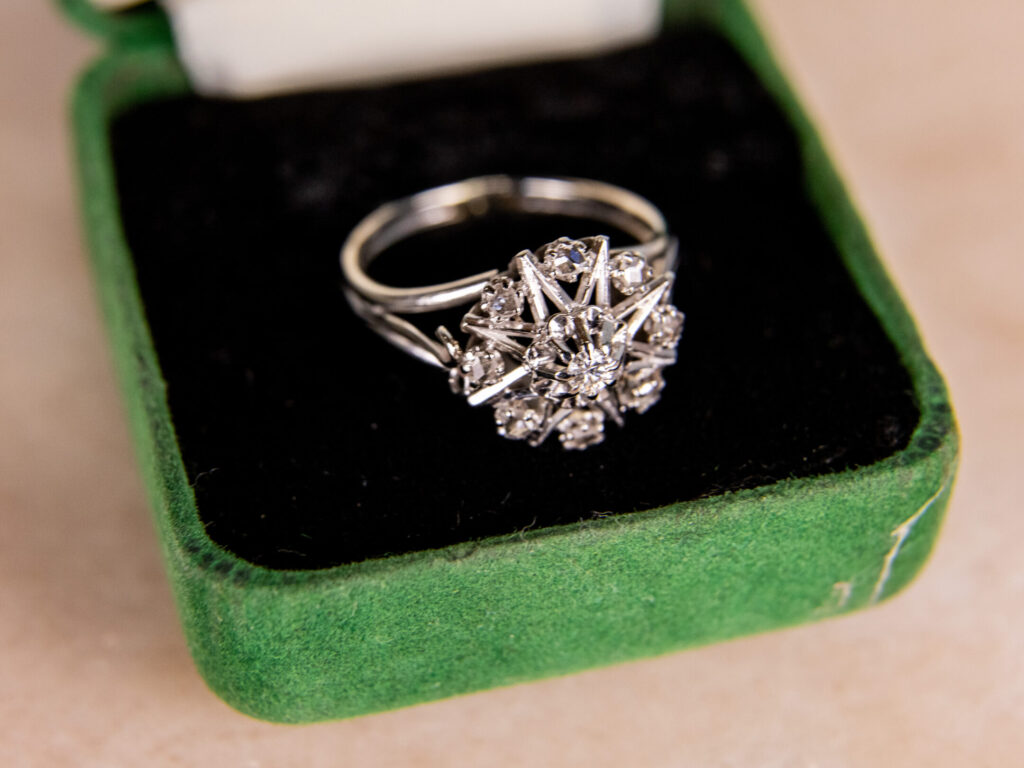 BN4A5566 Вінтажна каблучка з діамантовим кластером