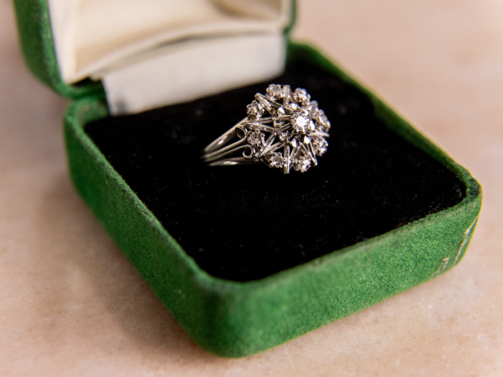 BN4A5576 Вінтажна каблучка з діамантовим кластером