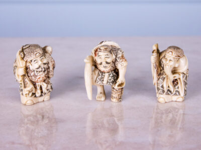 Антикварні фігурки з кістки