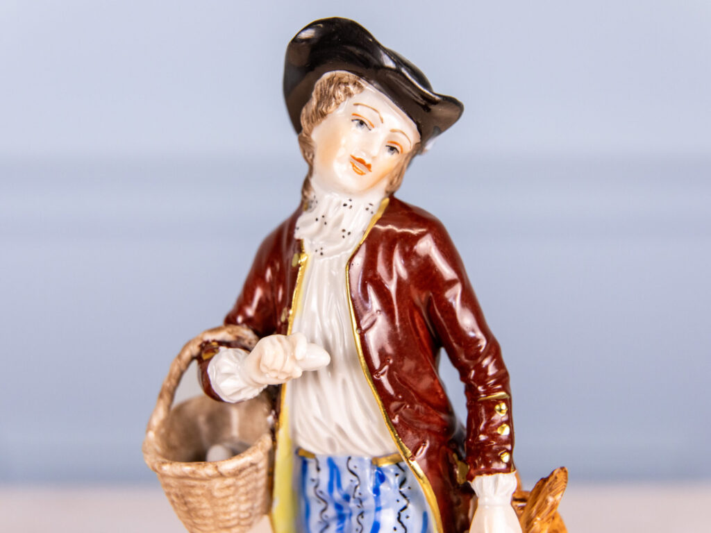 BN4A5695 Порцелянова статуетка «Продавець дичини»