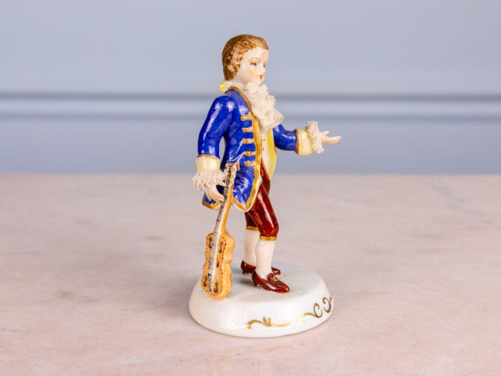 BN4A5732 Порцелянова фігурка «Юний аристократ»