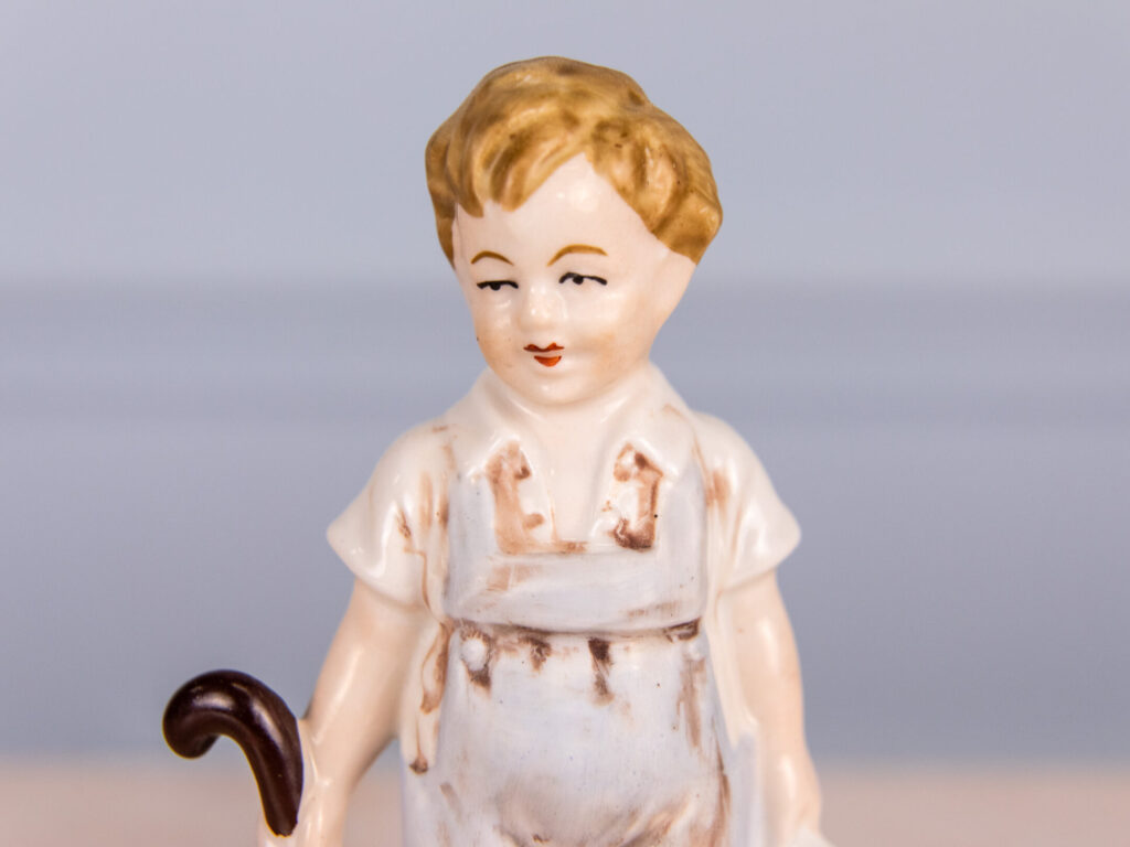 BN4A5747 Порцелянова фігурка «Хлопчик з тростиною»