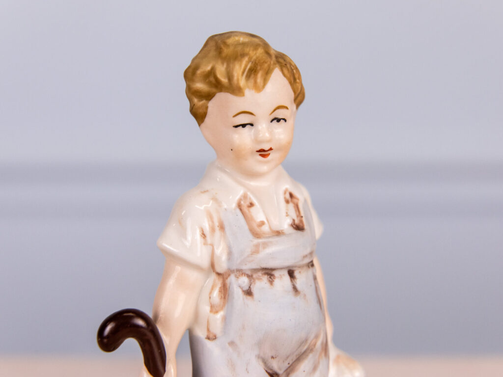 BN4A5749 Порцелянова фігурка «Хлопчик з тростиною»