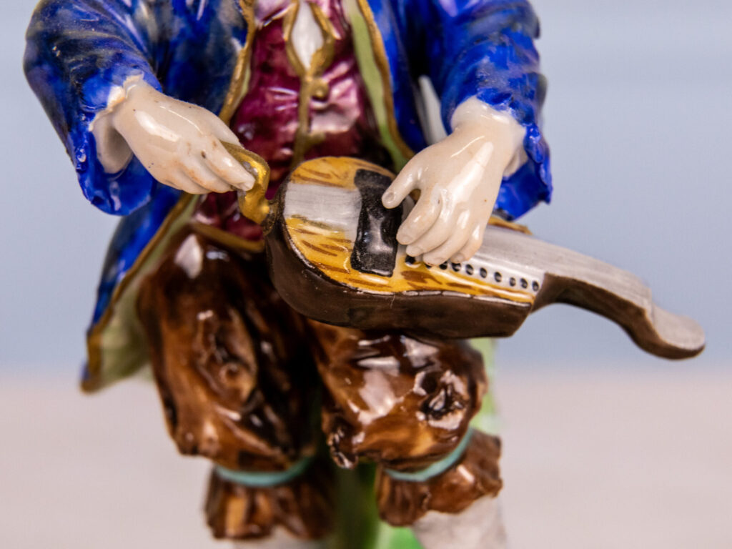 BN4A5757 Порцелянова статуетка «Музикант з лірою»