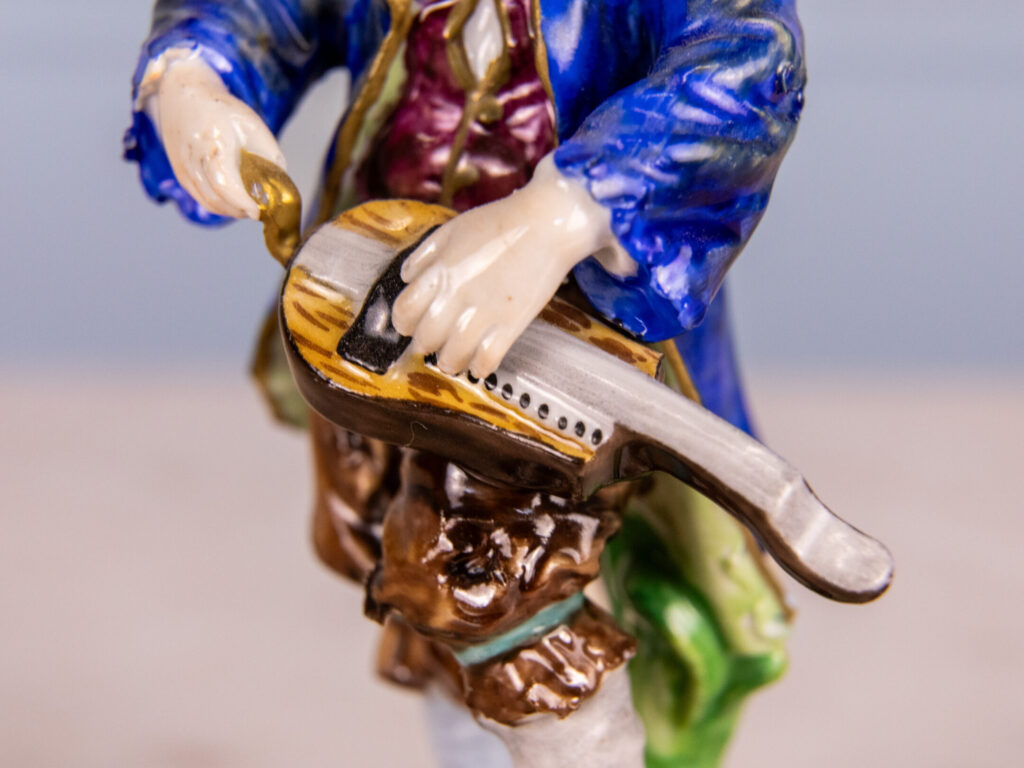 BN4A5763 Порцелянова статуетка «Музикант з лірою»