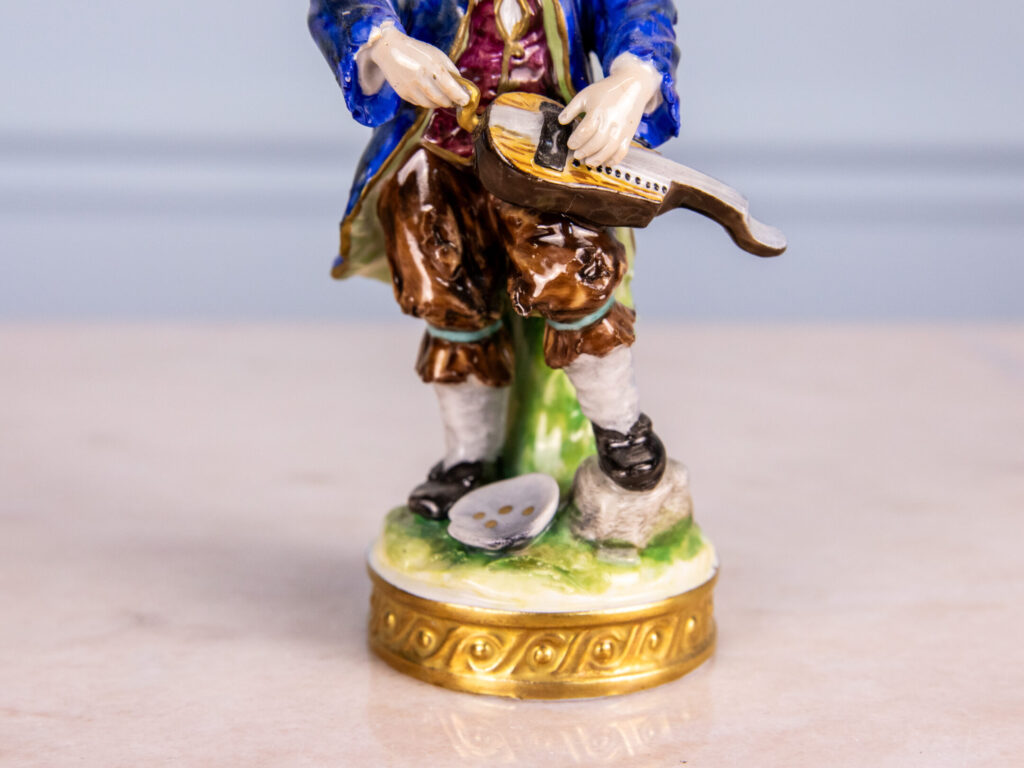 BN4A5769 Порцелянова статуетка «Музикант з лірою»