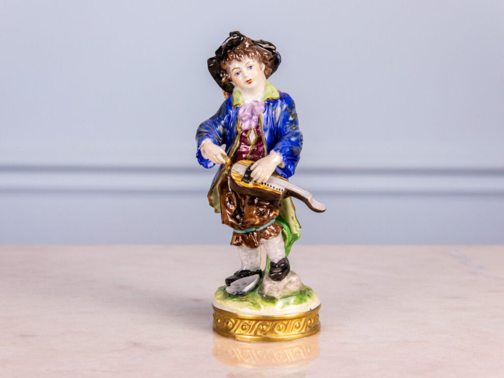 BN4A5773 Порцелянова статуетка «Музикант з лірою»