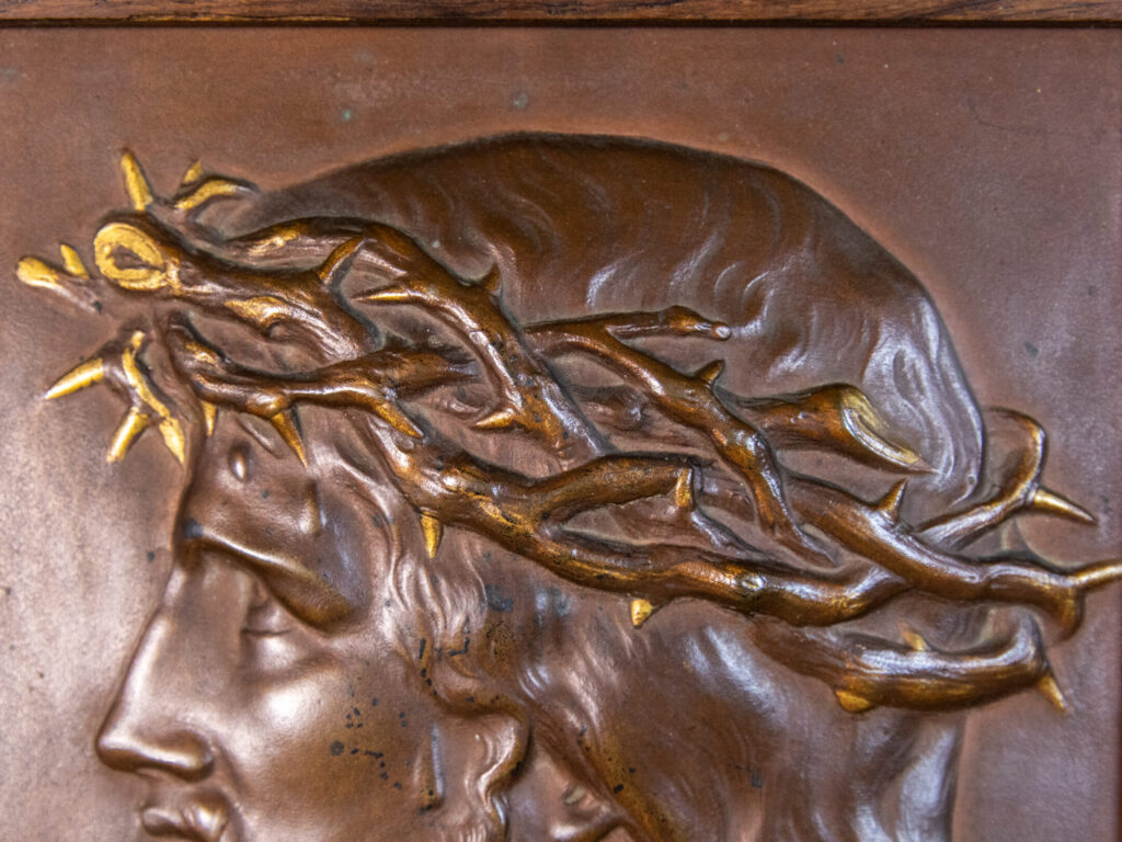 Бронзовий барельєф Ісуса Христа в терновому вінці