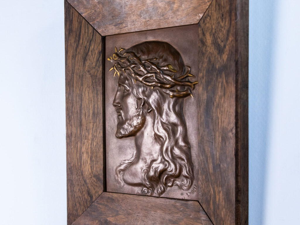 Бронзовий барельєф Ісуса Христа в терновому вінці