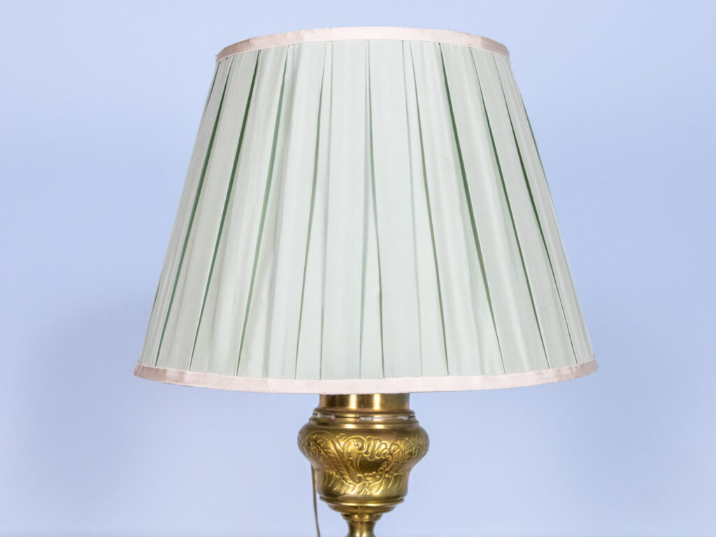 Антикварний торшер зі столиком