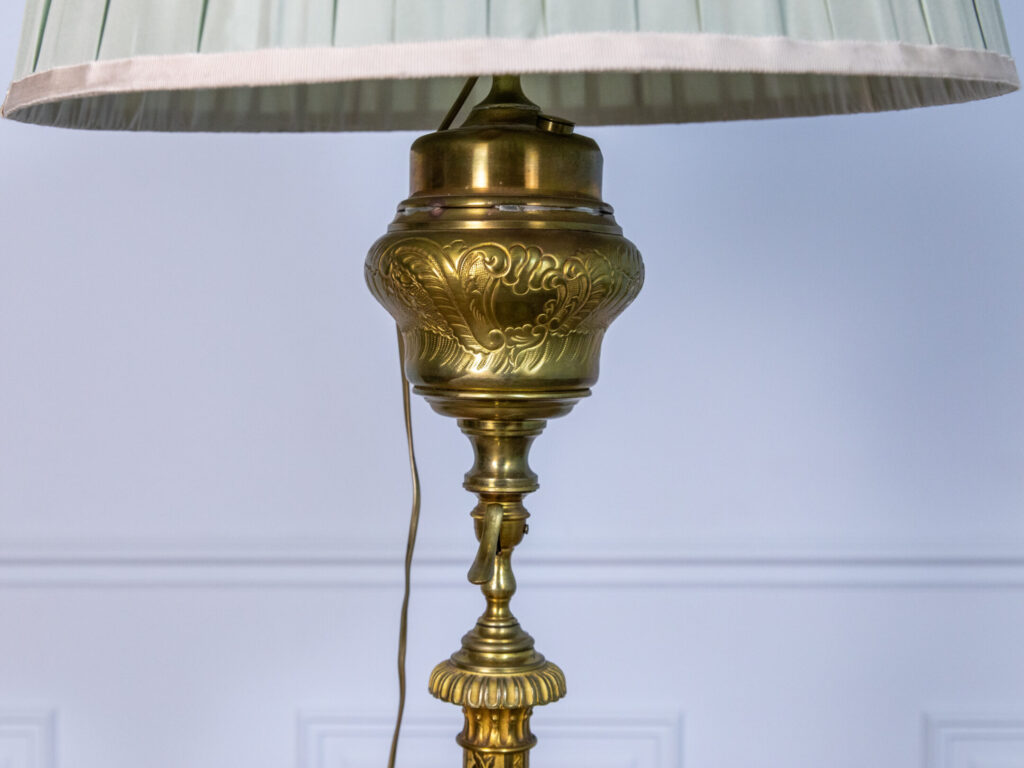 Антикварний торшер зі столиком