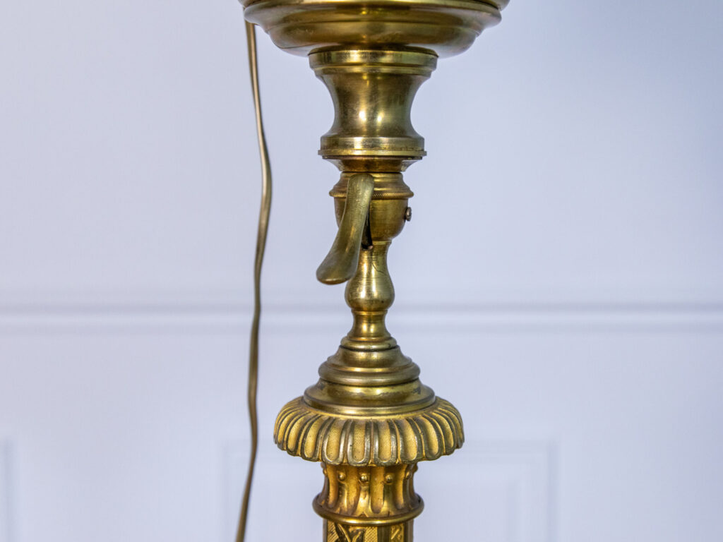 Антикварний торшер зі столиком