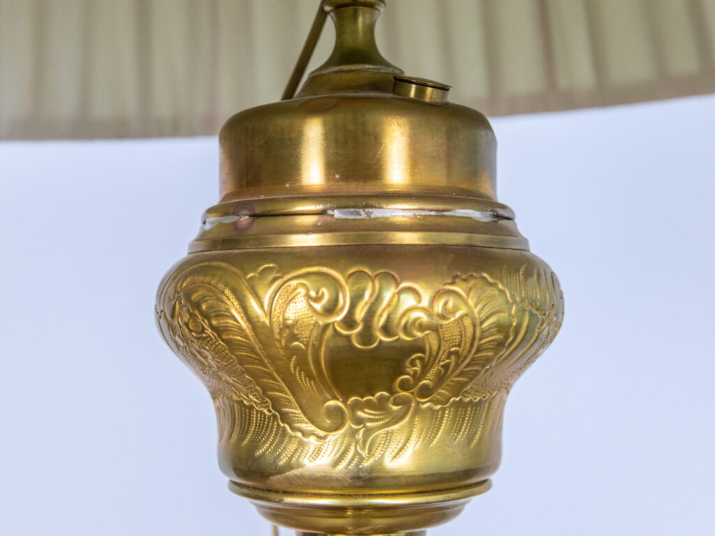 Антикварний торшер зі столиком