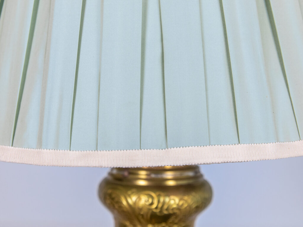 Антикварний торшер зі столиком