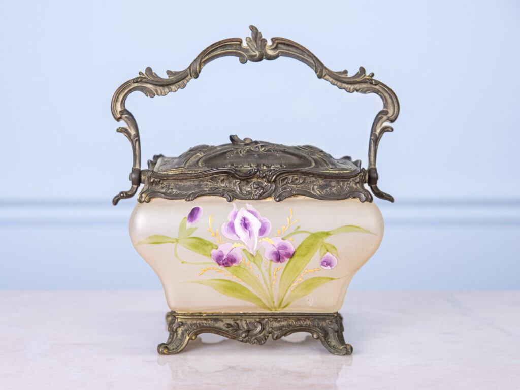 Антикварна бісквітниця