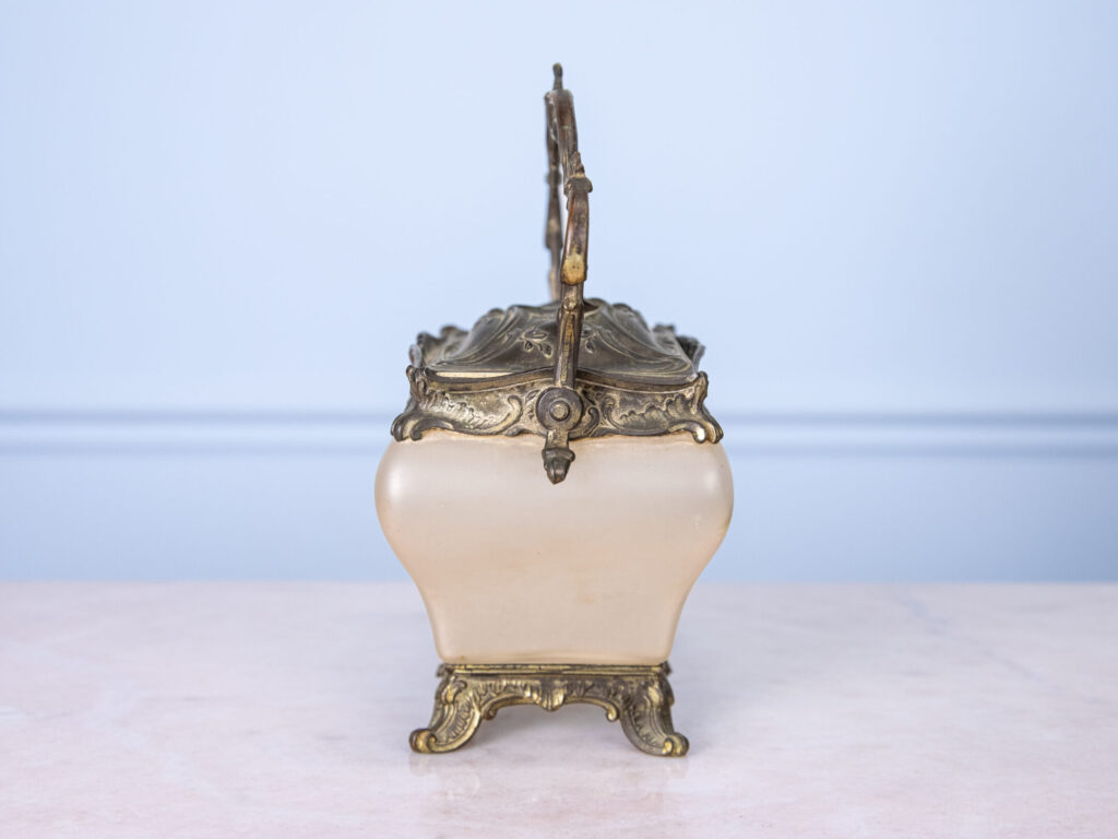 Антикварна бісквітниця