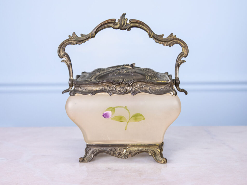 Антикварна бісквітниця