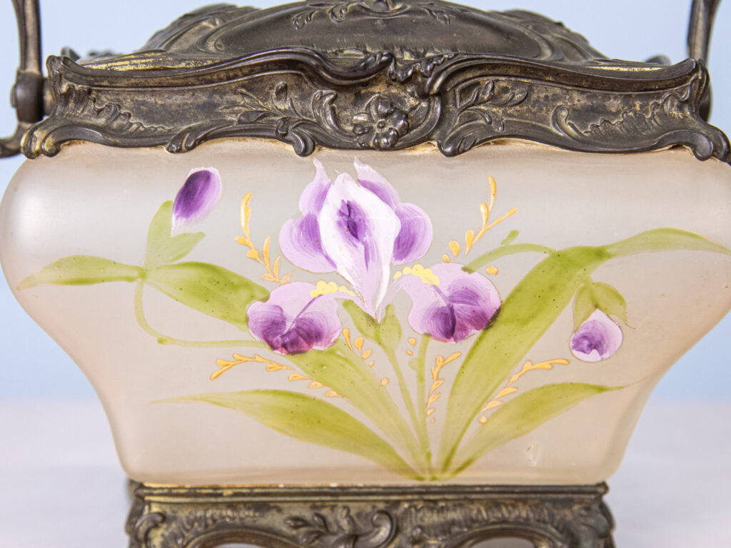 Антикварна бісквітниця