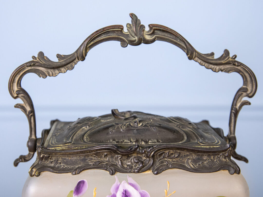 Антикварна бісквітниця