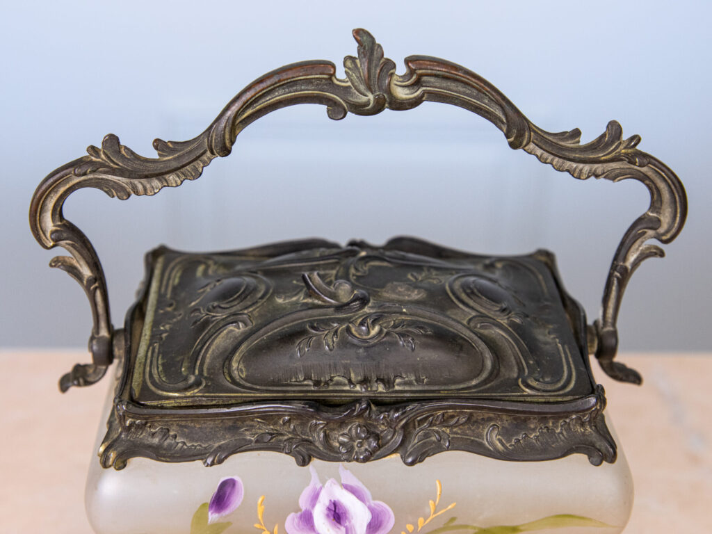 Антикварна бісквітниця