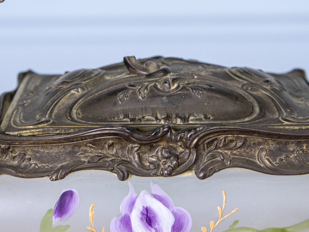 Антикварна бісквітниця