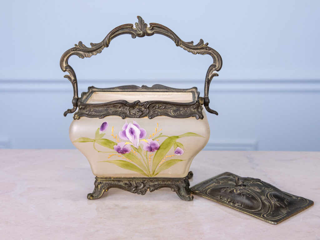 Антикварна бісквітниця