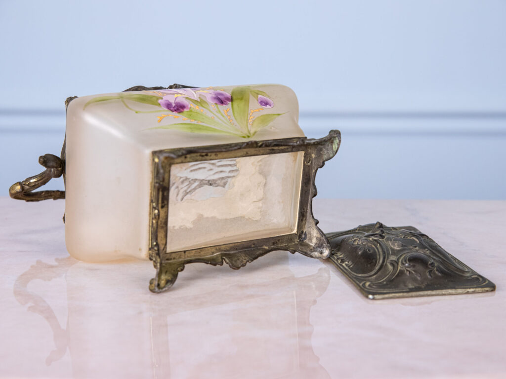 Антикварна бісквітниця