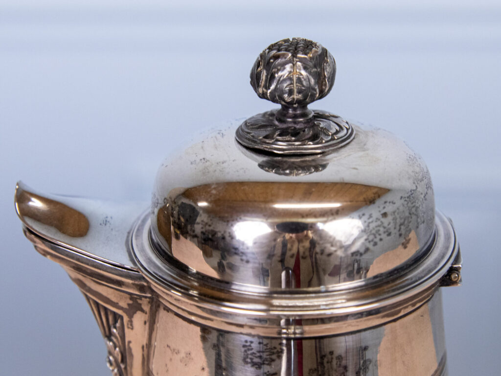 Антикварна срібна шоколадниця