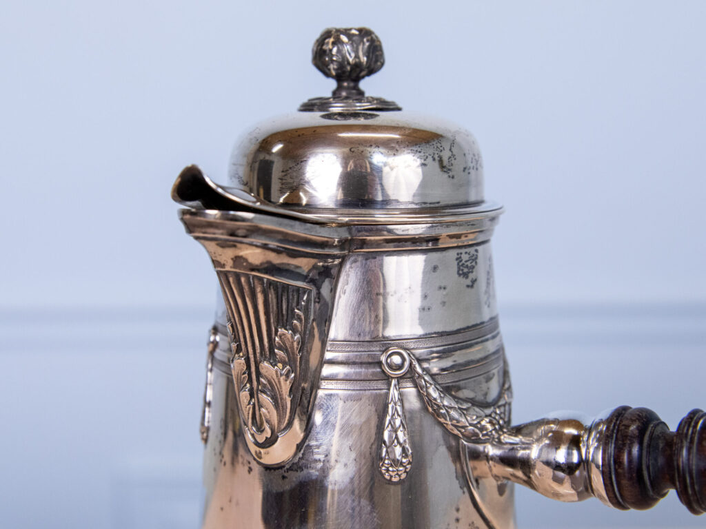Антикварна срібна шоколадниця