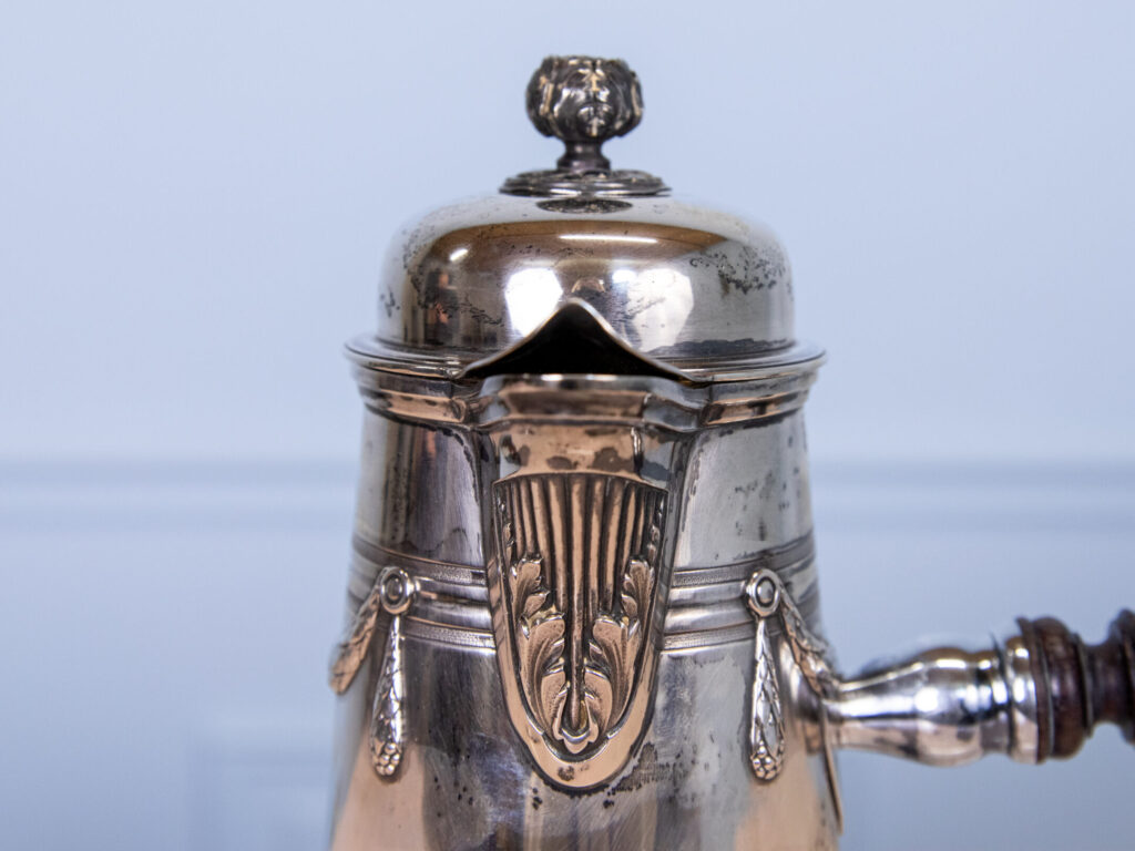 Антикварна срібна шоколадниця