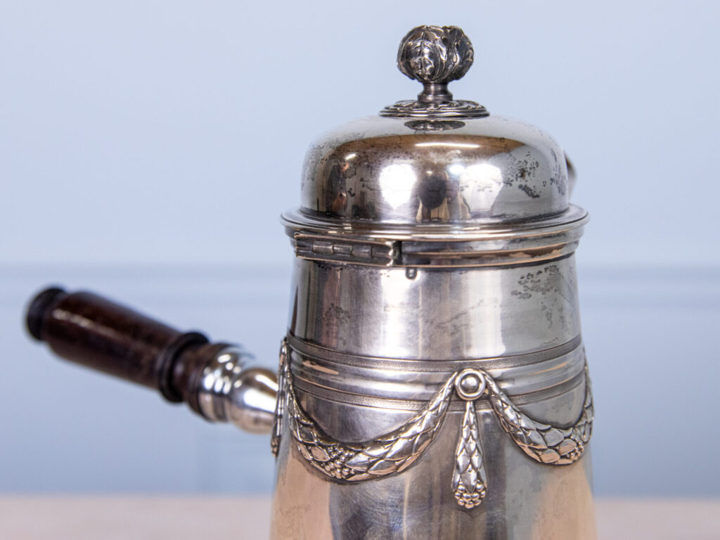 Антикварна срібна шоколадниця
