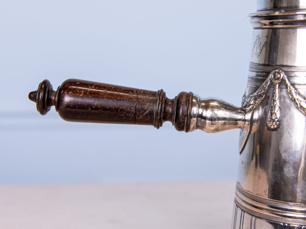 Антикварна срібна шоколадниця