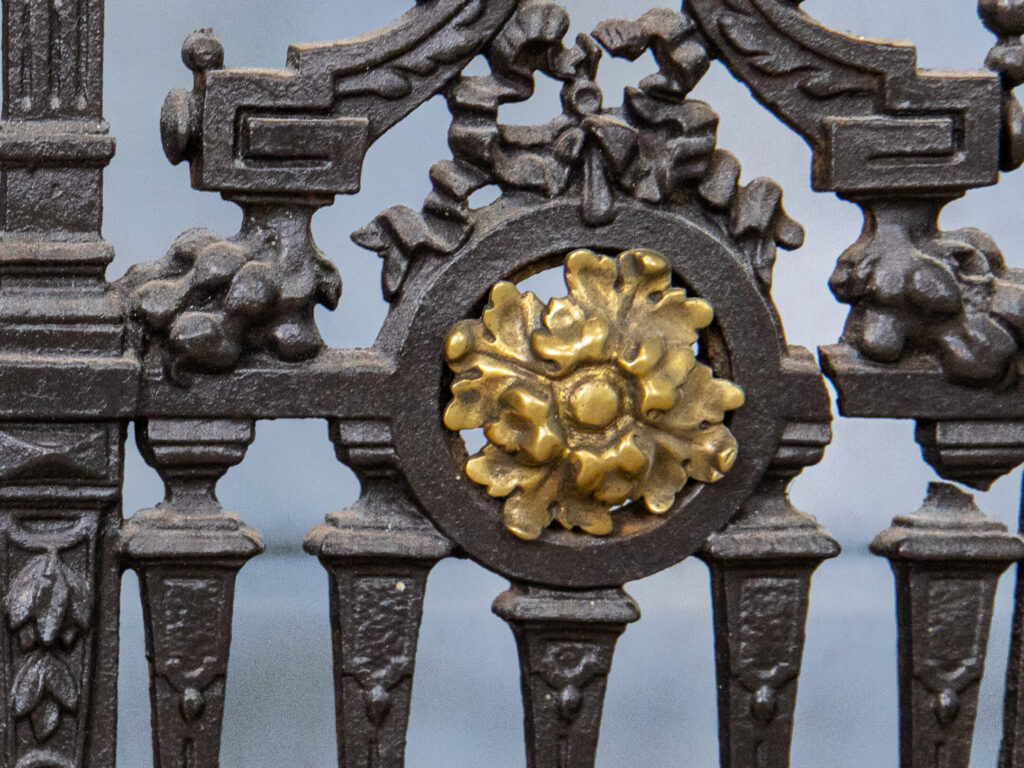 BN4A6812 Антикварний екран для каміна