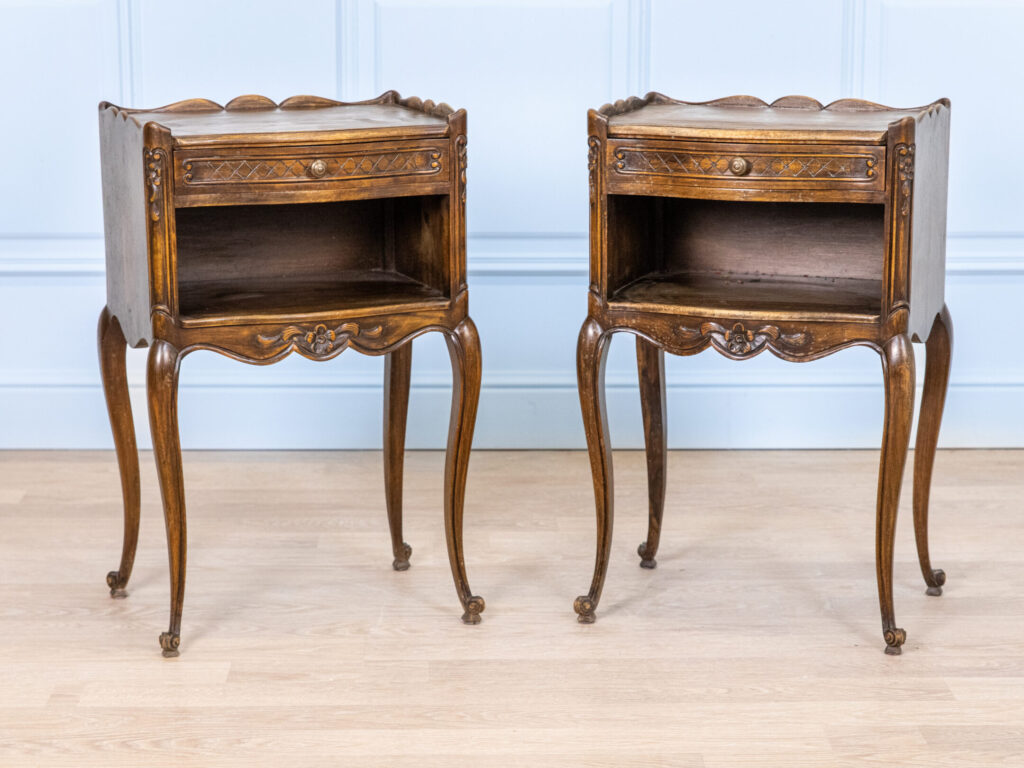 Вінтажні тумбочки в стилі Людовика XV