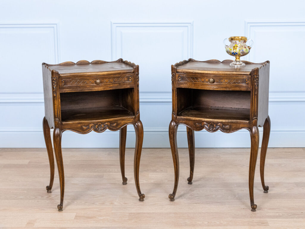 Вінтажні тумбочки в стилі Людовика XV
