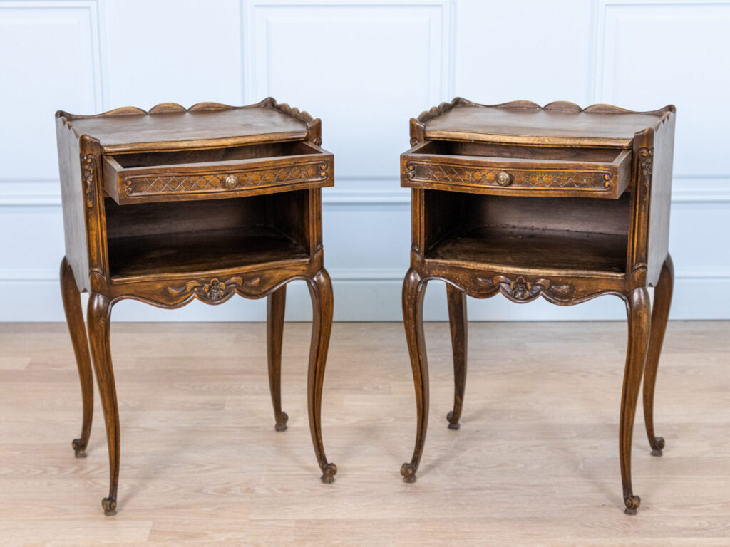 Вінтажні тумбочки в стилі Людовика XV